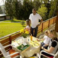 Familie op balkon